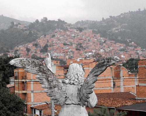 FotografoFoto Alcaldía de Medellín:Gracias a los recorridos del proyecto Medellín en la Cabeza, jóvenes se acercan a las memorias del conflicto. 